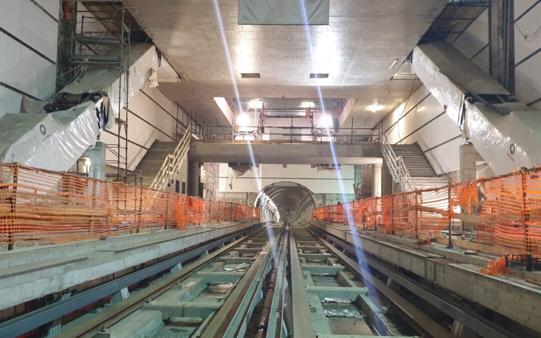 Completata la posa della via di corsa nel tunnel e delle scale mobili a Bengasi